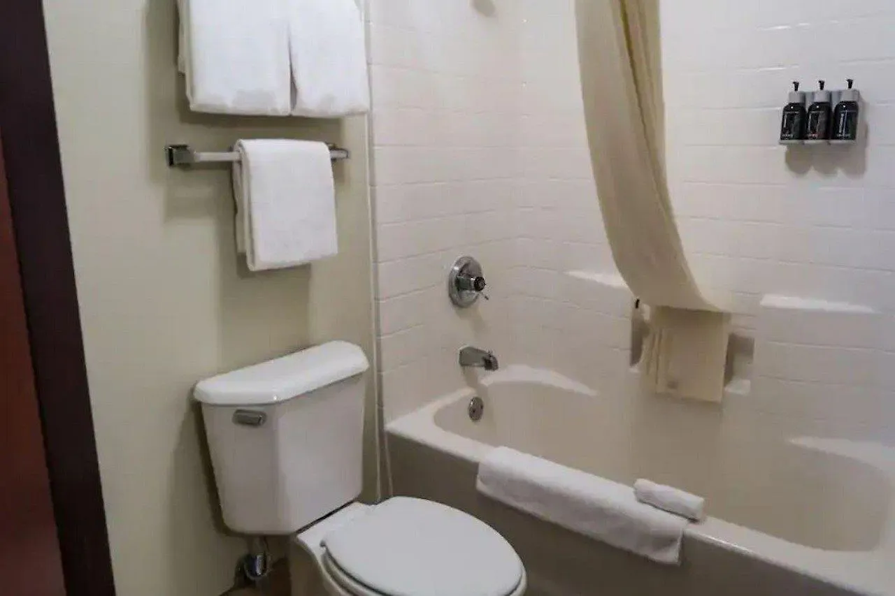 Oxford Suites Portland - Jantzen Beach Hotel