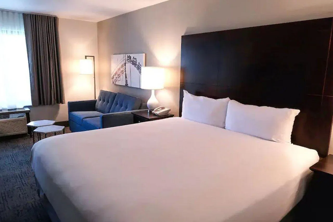 Oxford Suites Portland - Jantzen Beach Hotel