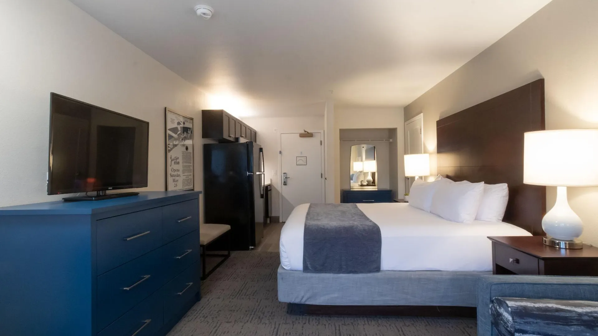 Oxford Suites Portland - Jantzen Beach Hotel