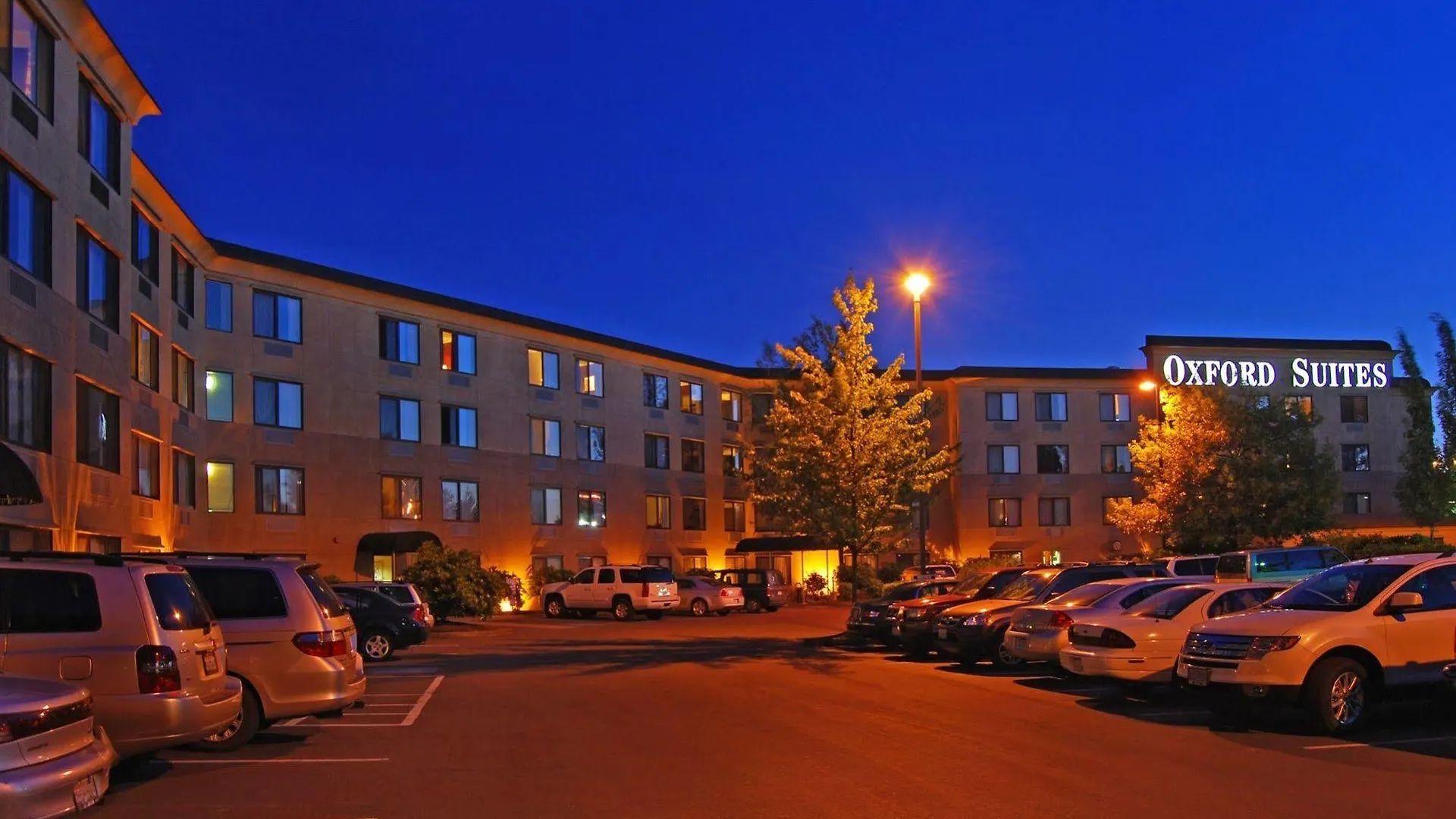 Oxford Suites Portland - Jantzen Beach Hotel